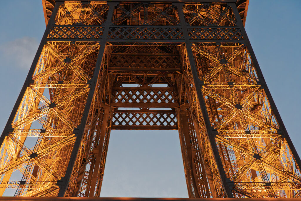 Eiffeltornet upplyst i skymningen.