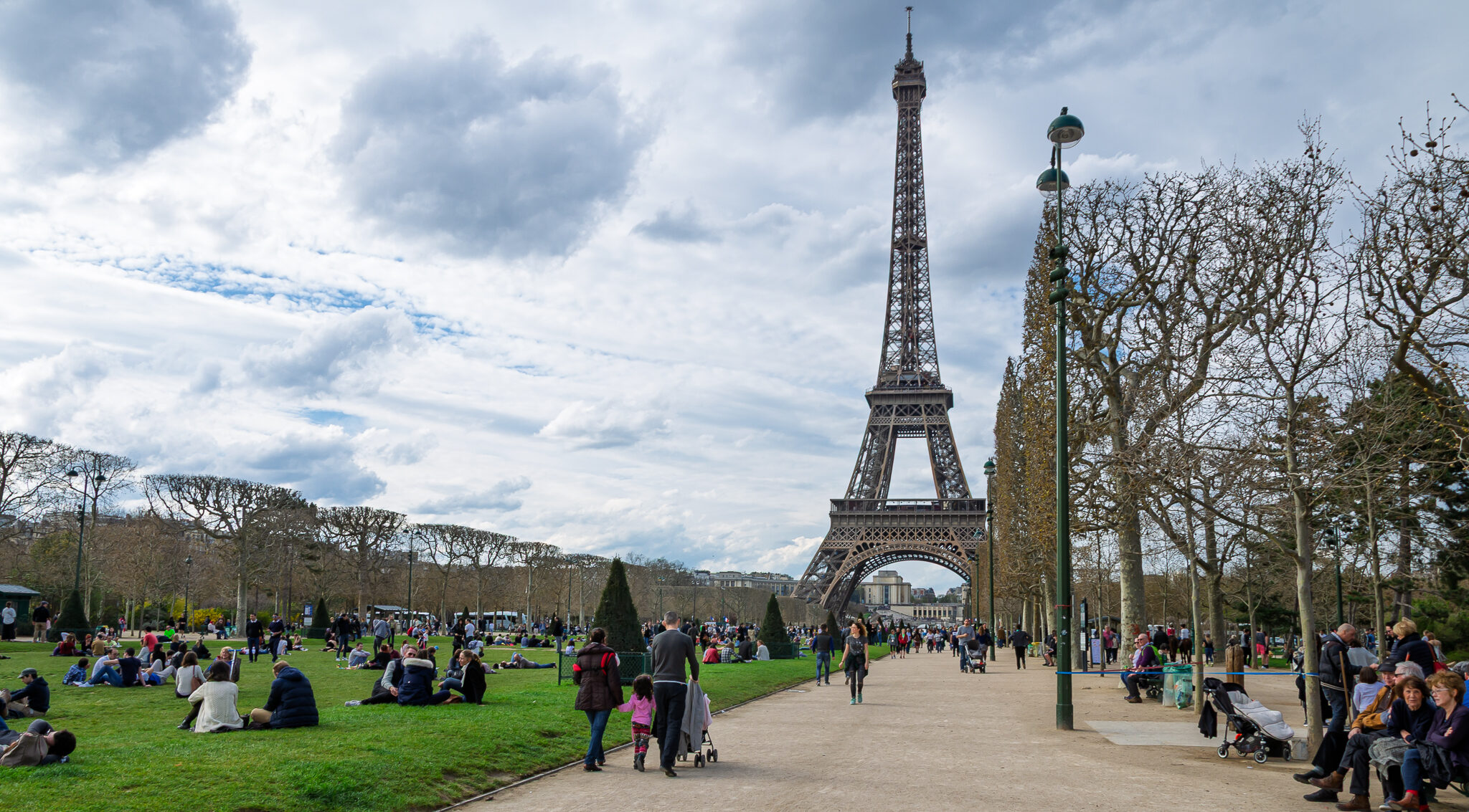 Eiffeltorn från nedan och ovan