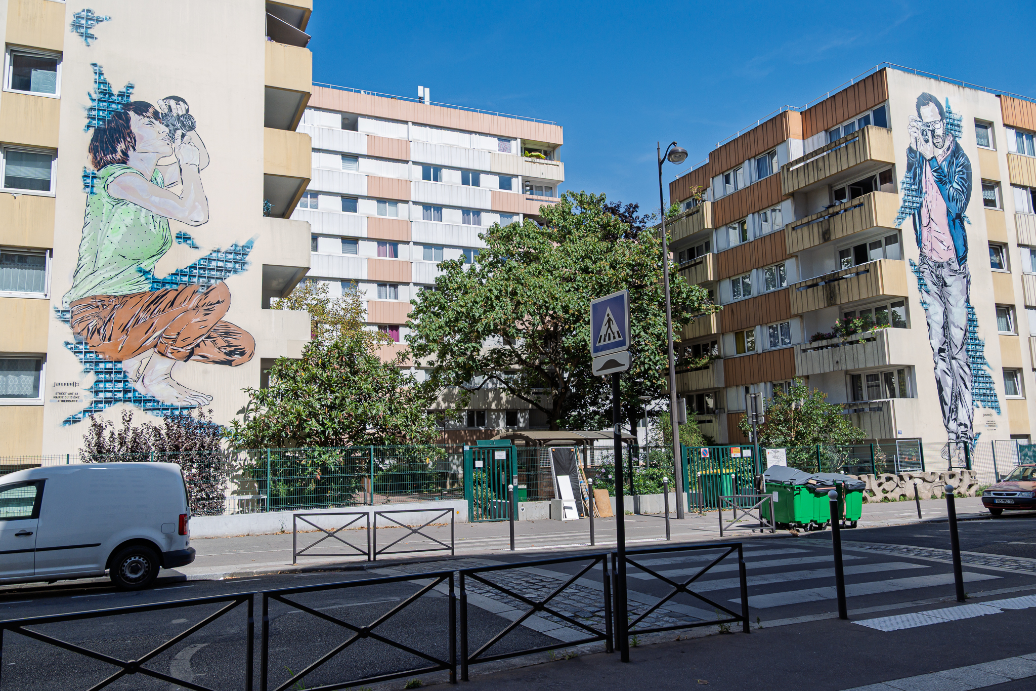 Nyromansk kyrka och monumental Street Art längs Rue Jeanne d’Arc